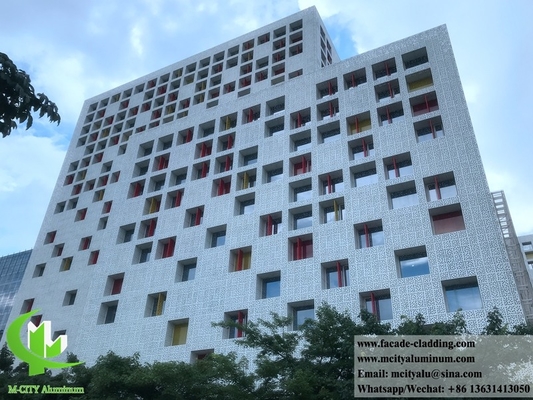 뚫린 금속 정면 알루미늄 벽 엽지 PVDF 자연 색상