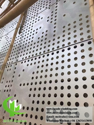 구멍을 뚫고 알루미늄 클래싱 금속 표면 둥근 구멍 슬라이버 색상 3mm PVDF 가루로 코팅